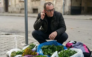 Kapet spiuni rus / Shiste majdanoz në rrugët e Tiranës